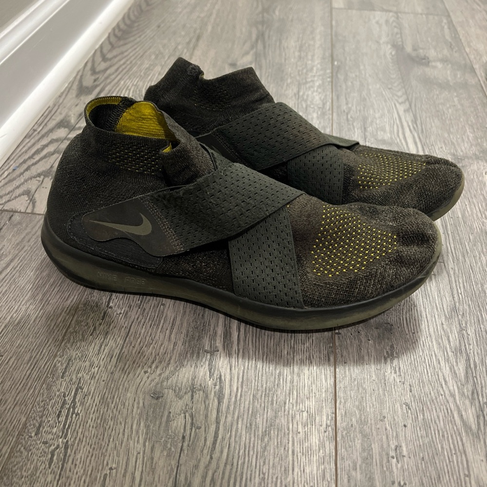 Nike Men's Black and Yellow Athletic Shoes